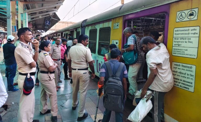 विकलांग डब्यात बेकायदेशीरपणे प्रवास करणाऱ्या प्रवाशांवर रेल्वे पोलिसांची धडक कारवाई मोहीम