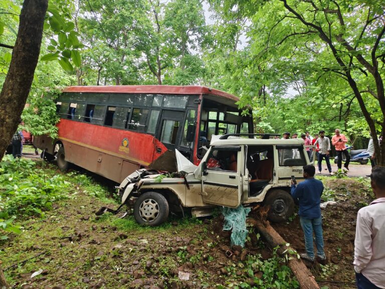 बस आणि बोलेरोच्या भीषण अपघातात एकाचा मृत्यू ; ३३ प्रवासी थोडक्यात बचावले